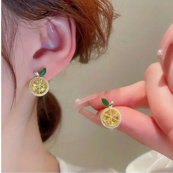 🍋 Betsey Johnson sweet & juicy sliced crystal lemon earrings 🍋 - Picture 7 of 8